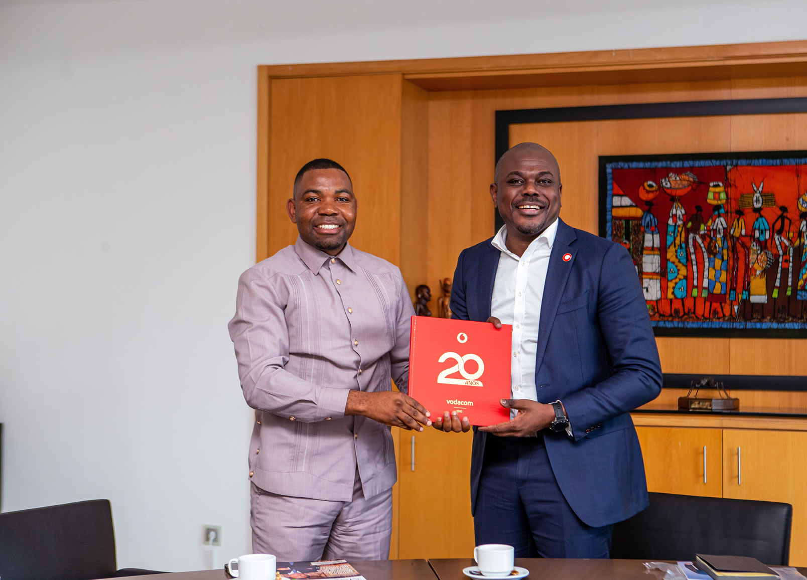 CEO da Vodacom Moçambique, Simon Karikari, entrega brinde à delegação da CCMUSA durante encontro para explorar parcerias inovadoras