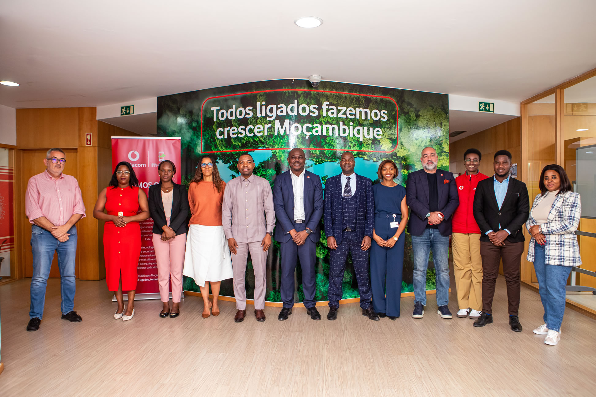 Delegação da CCMUSA e equipa da Vodacom Moçambique posam juntos durante visita de cortesia em Maputo, promovendo parcerias estratégicas.