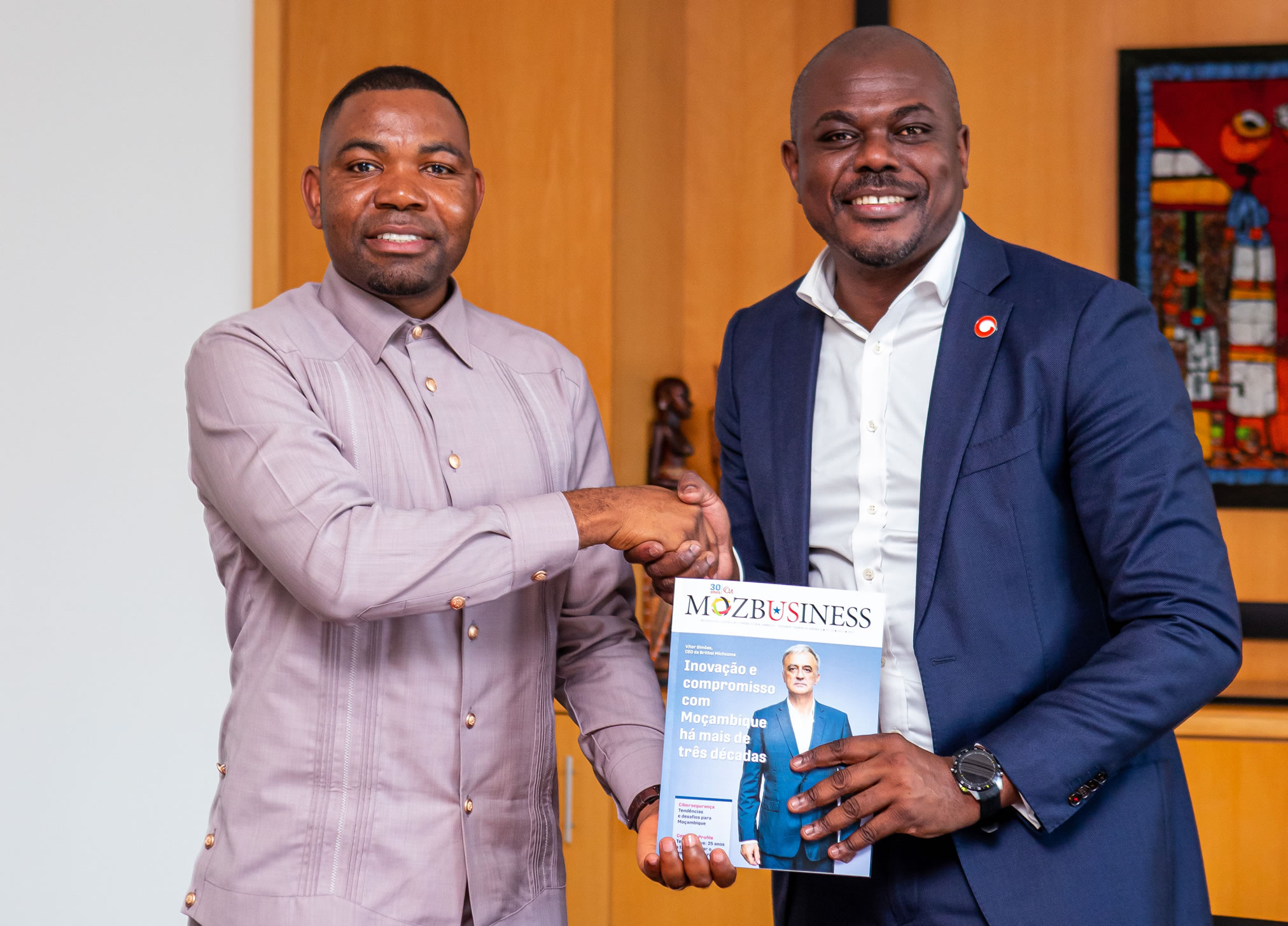 Onório Manuel, Presidente da CCMUSA, entrega brinde à Vodacom Moçambique, simbolizando fortalecimento de laços institucionais