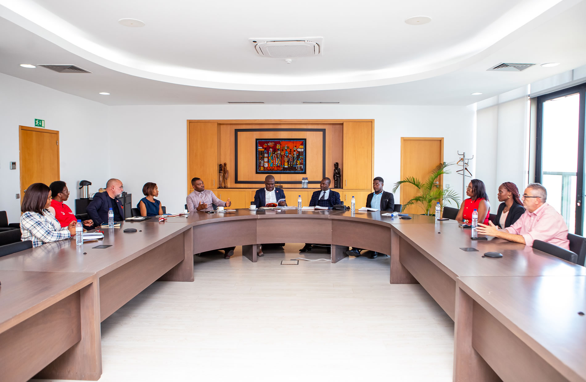 Representantes da CCMUSA, Broll Moçambique e CCE Moçambique reúnem-se com o CEO da Vodacom Moçambique, Simon Karikari, para discutir colaborações.